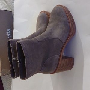 Dolce Vita Boots Chiara moss Suede Heeled Booties new in box 10